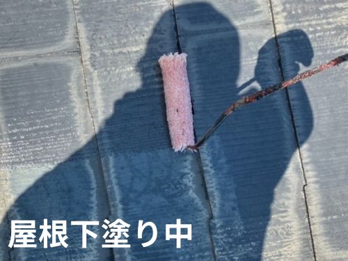 佐賀市I様邸にて、戸建て屋根の下塗り作業が進行中