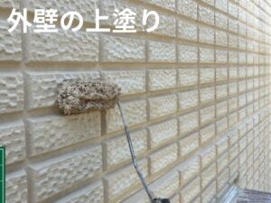 佐賀市のI様邸　外壁塗装の上塗り作業240924　